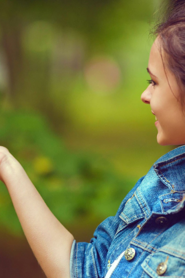 Синица на ладони у девушки