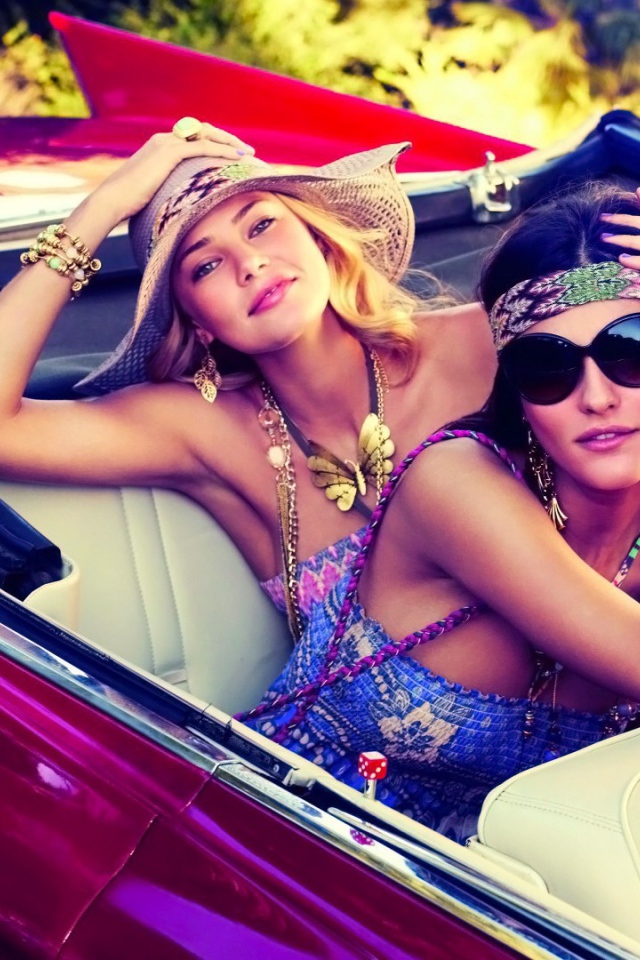 Две красивых девушки в красном кабриолете