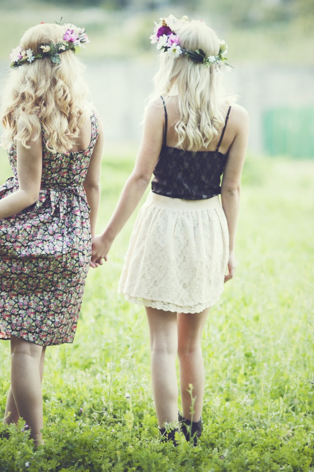 Две блондинки гуляют по газону