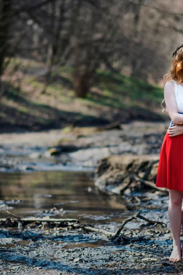 Две девушки в ярких платьях в чаще леса