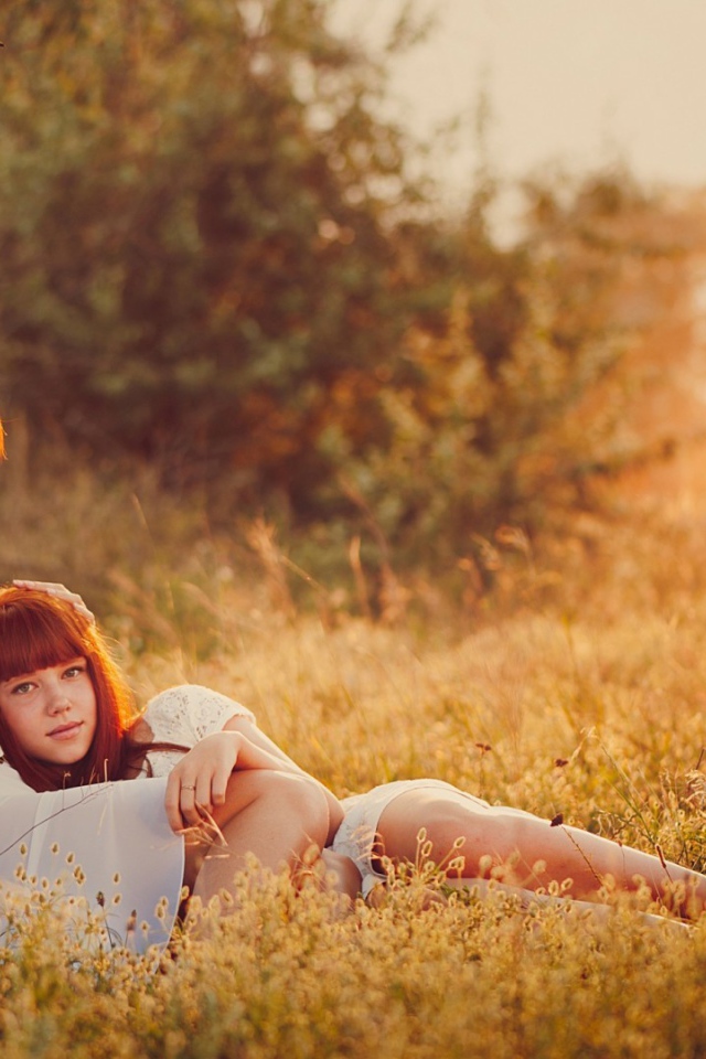 Две рыжих девушки отдыхают у дерева