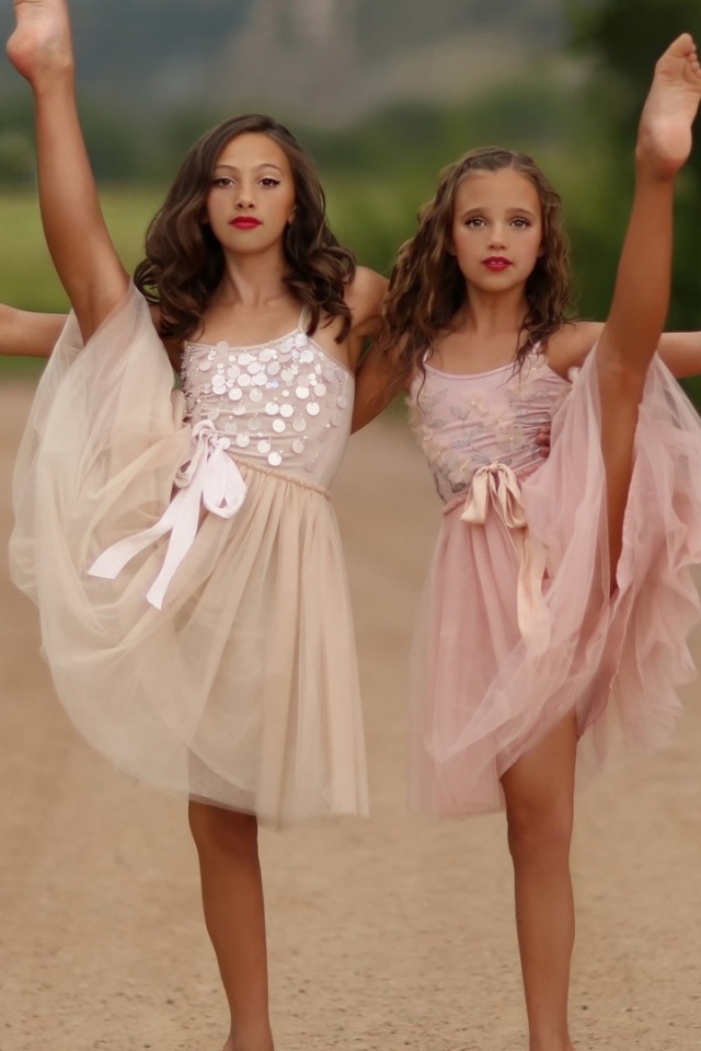 Две юных балерины показывают свое искусство