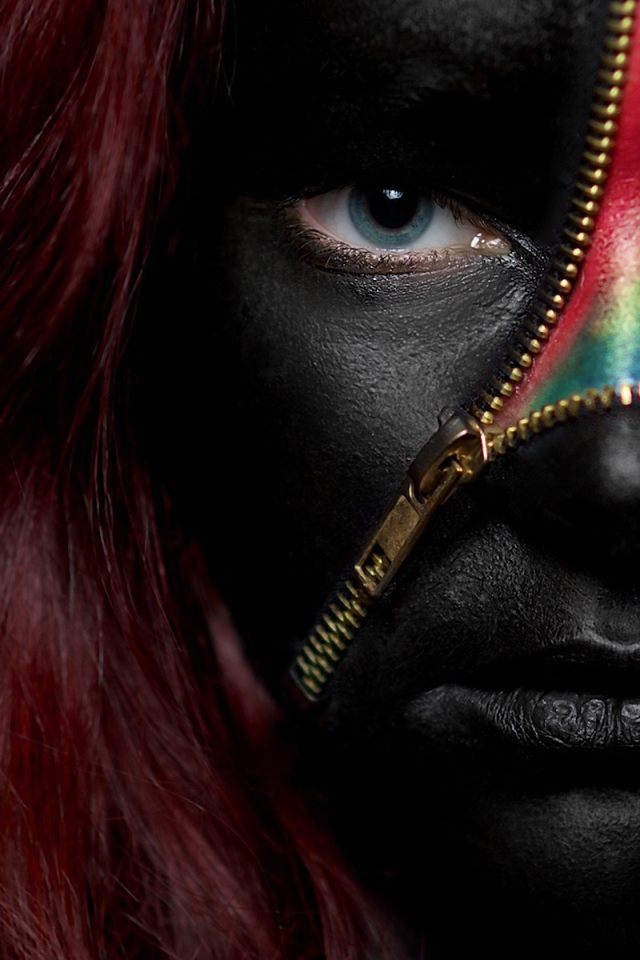 Необычный бодиарт на лице у девушки