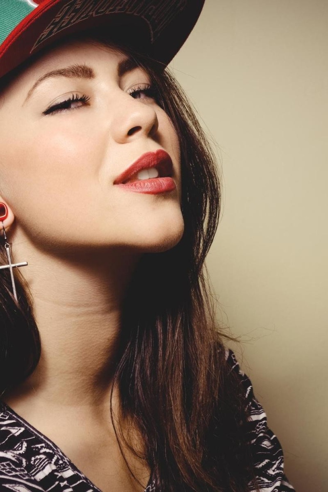 Необычные сережки у девушки