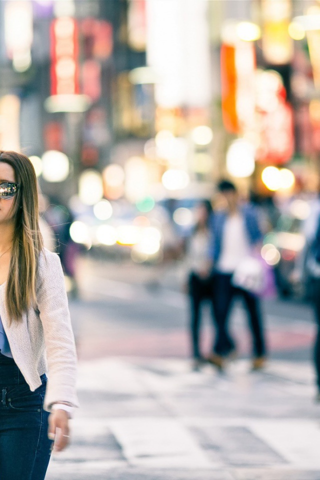 Вьетнамская девушка идет по городу