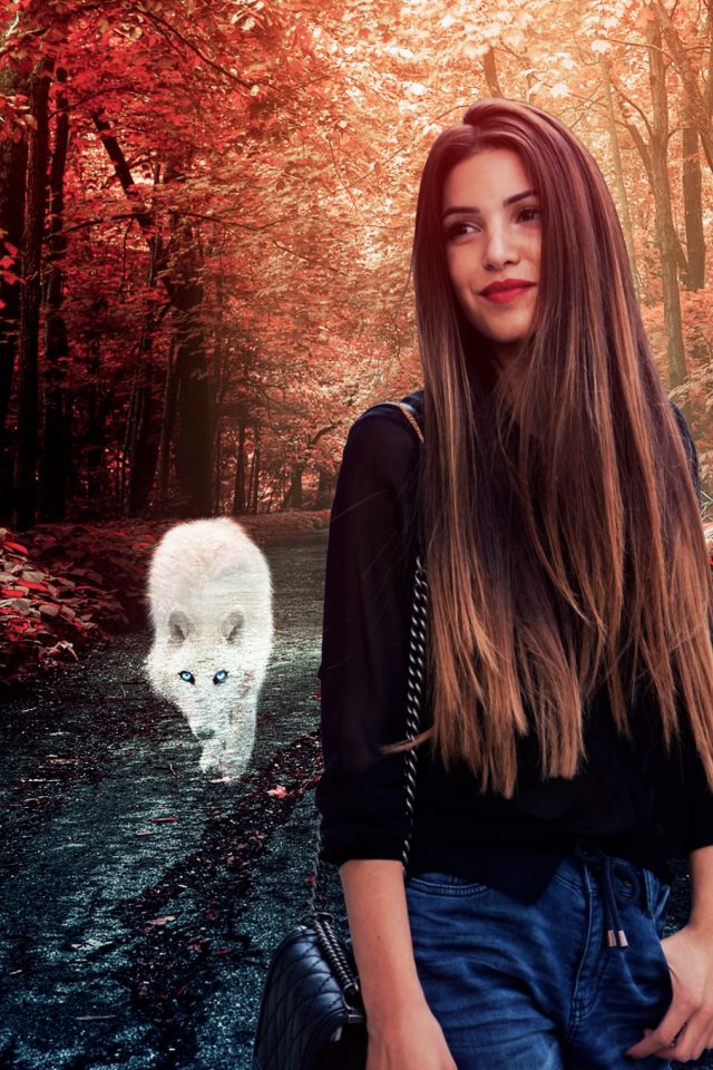 Белый волк позади девушки