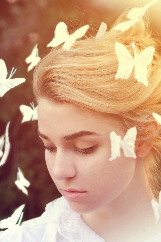 Белые бабочки летают вокруг девушки
