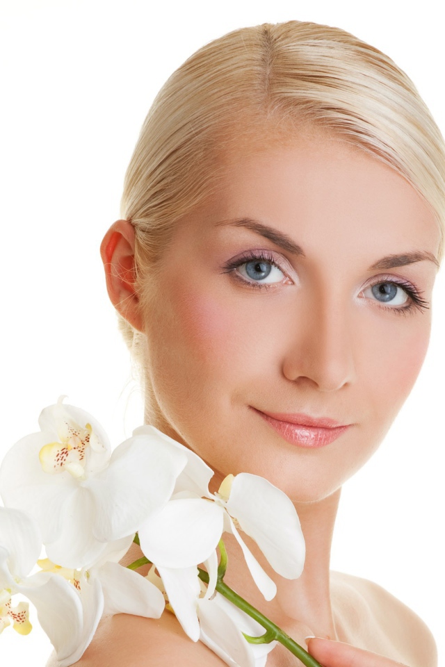 Белые цветы на плече у девушки