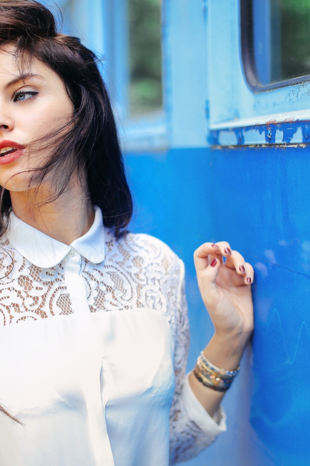 Ветер в волосах у девушки Aurela Skandaj