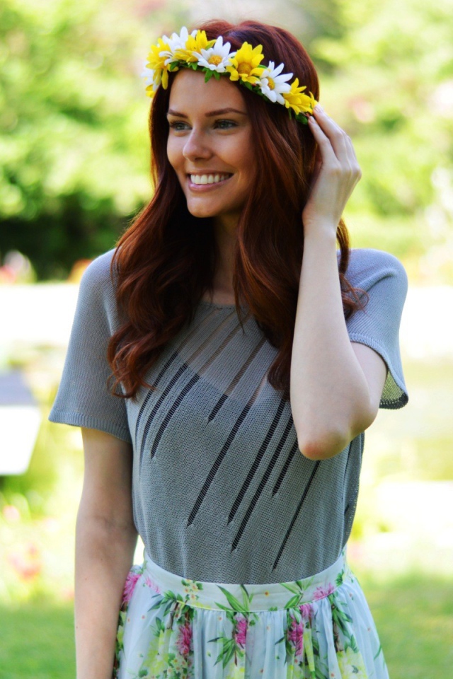 Венок из цветов на голове девушки