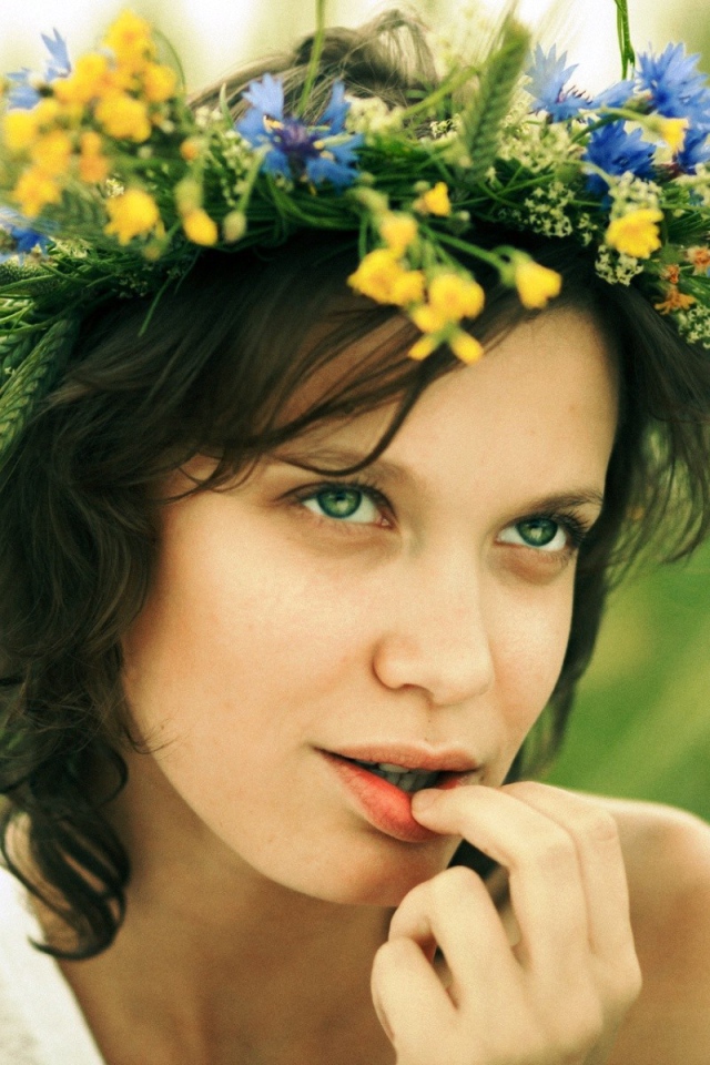Венок из цветов на голове у девушки