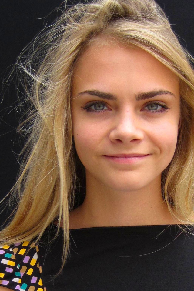 Милая девушка Кара Делевинь