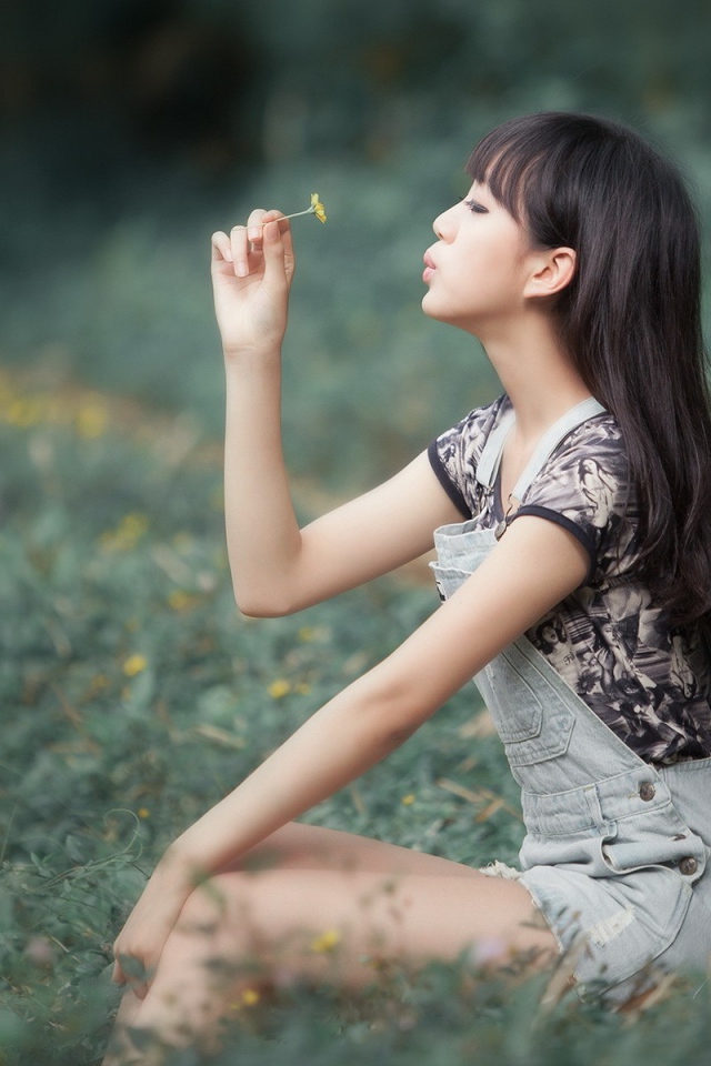 Азиатская модель с желтым цветком