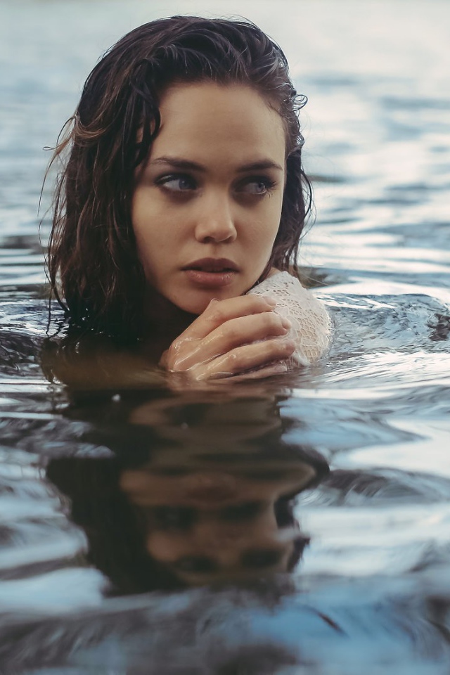 Девушка Aurela Skandaj в воде