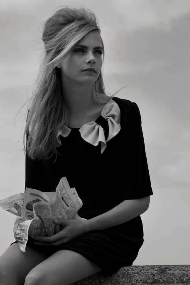 Черно белое фото модели Кара Делевинь