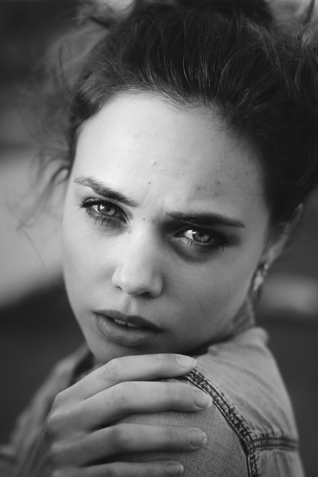 Черно белое фото девушки Aurela Skandaj
