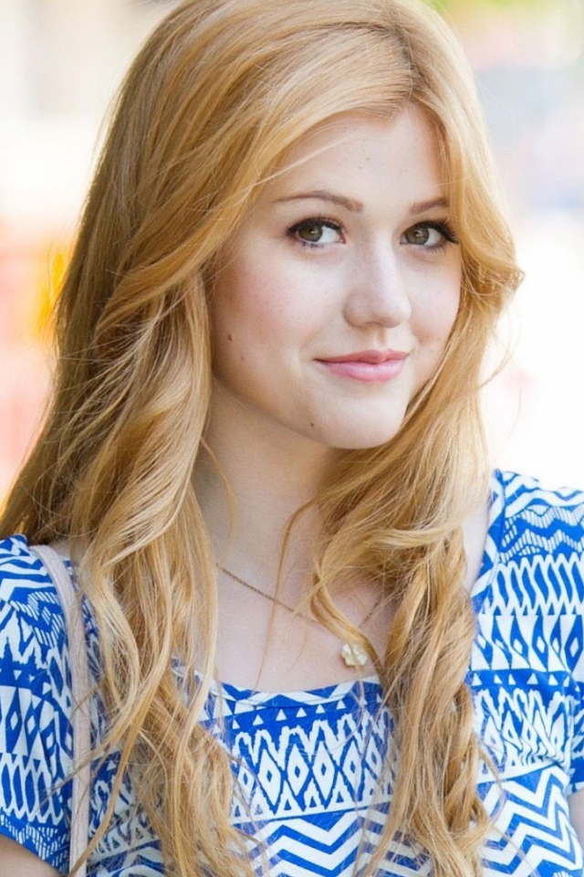 Светловолосая модель Кэтрин Макнамара