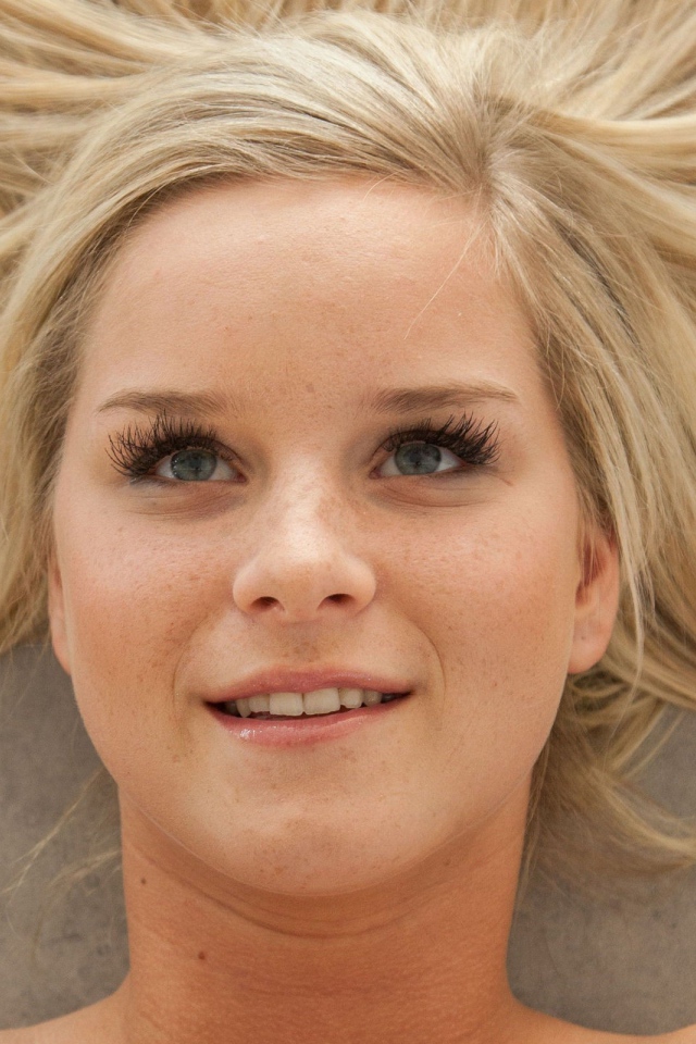 Блондинка модель Мэри Квин