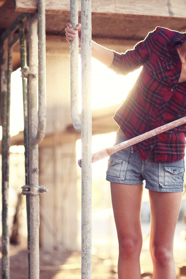 Модель блондинка на строительных лесах