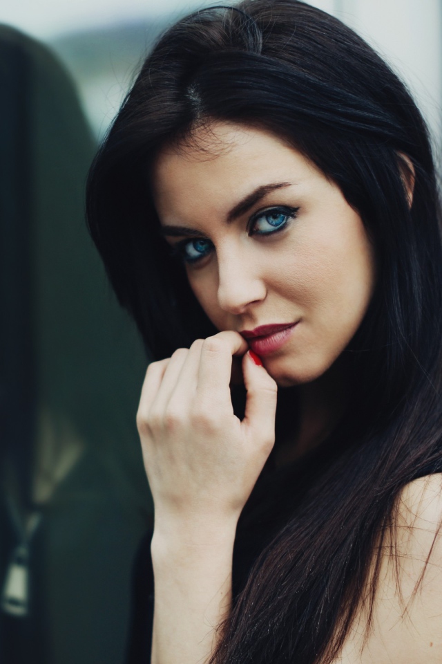 Голубоглазая брюнетка Aurela Skandaj