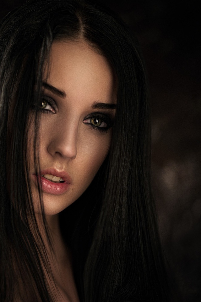 Модель брюнетка Алла Бергер