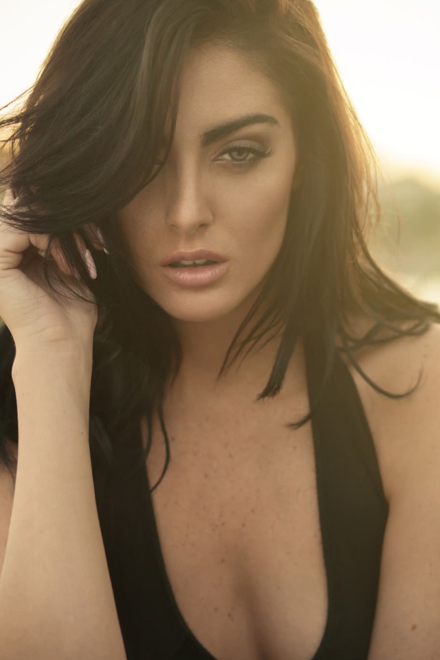 Модель брюнетка Таниша Стивенс