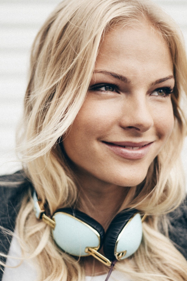 Дарья Клишина с наушниками на шее