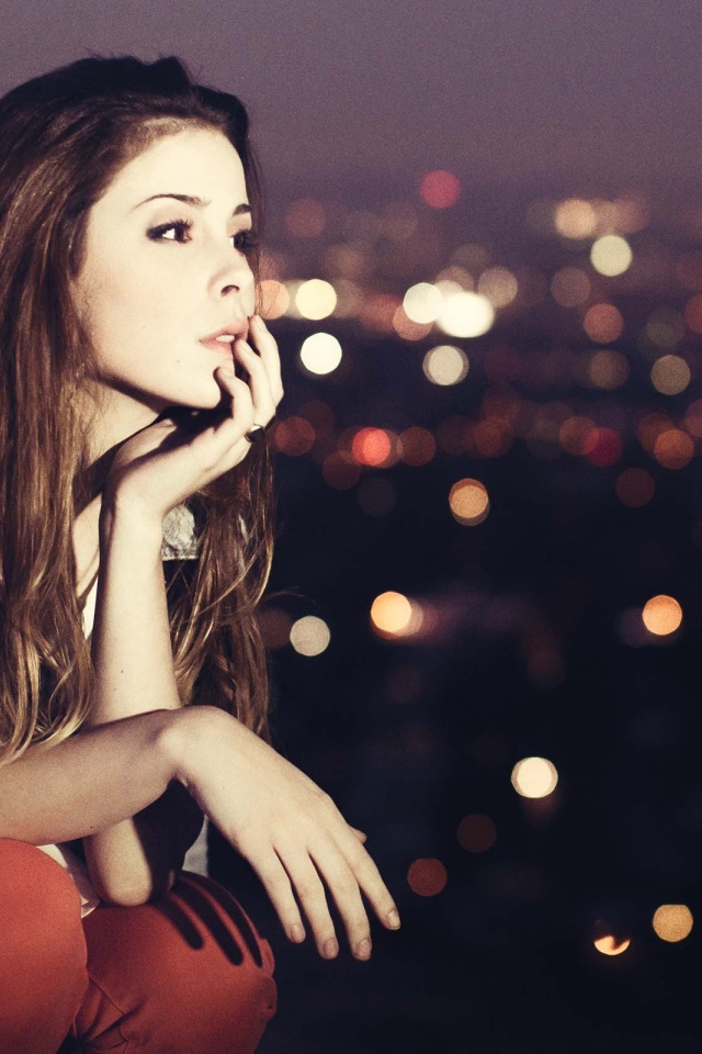 Девушка Лена Майер-Ландрут на фоне огней города