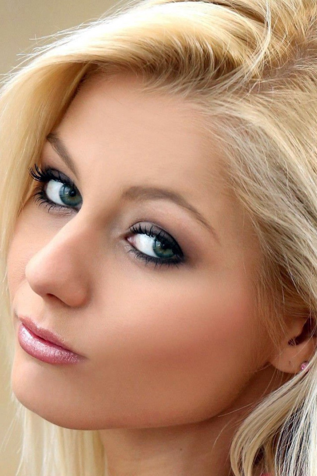 Девушка блондинка Annely Gerritsen