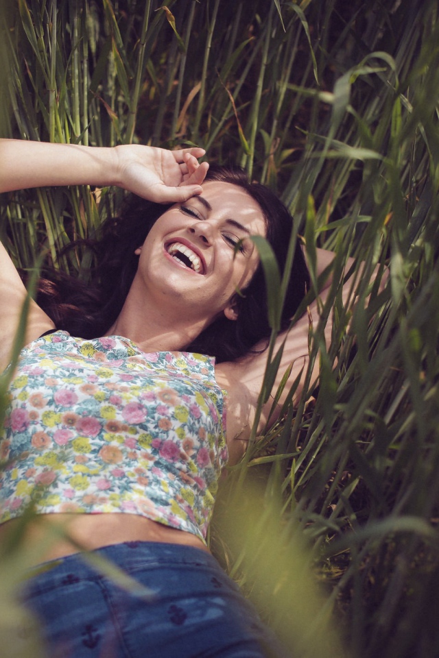 Девушка лежит в траве, Aurela Skandaj