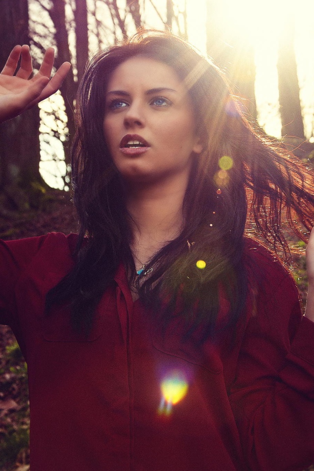 Девушка гуляет по парку, Aurela Skandaj