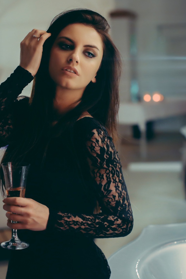 Девушка с бокалом, Aurela Skandaj