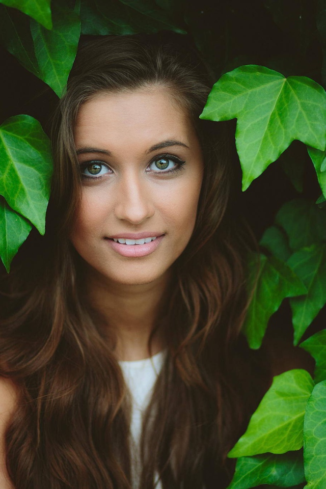 Зеленоглазая девушка модель среди листьев