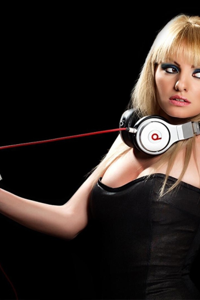 Наушники на шее Александры Стан