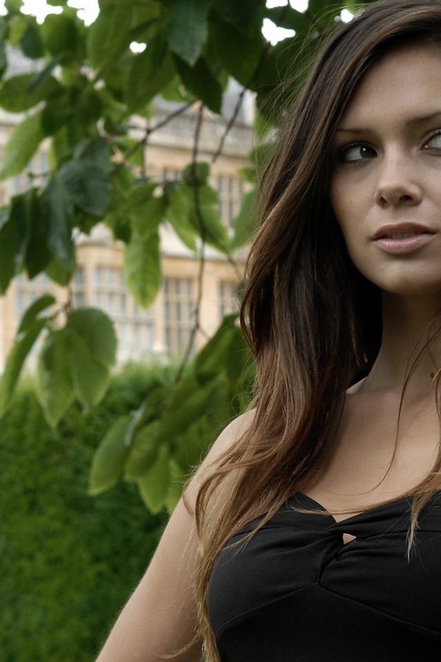 Длинноволосая модель Louisa Marie