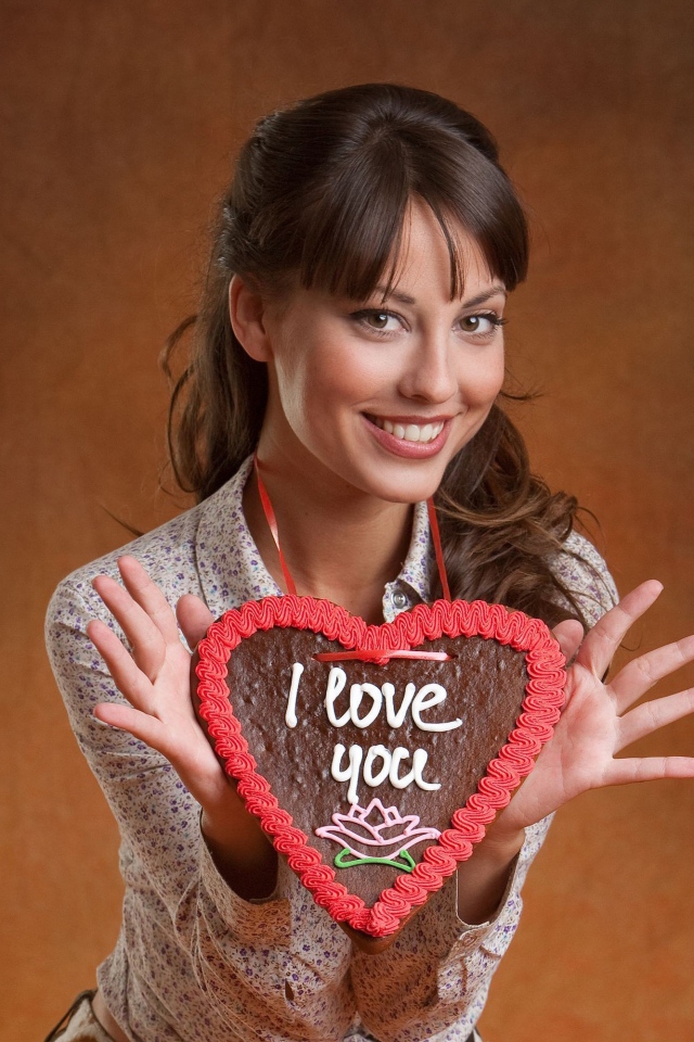 Лорена Гарсия держит в руках сердце