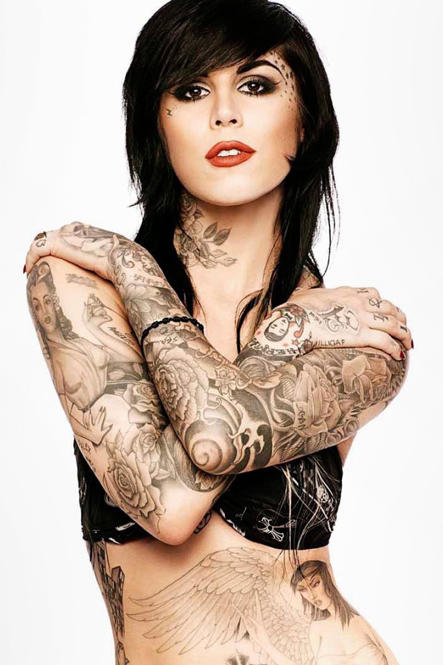 Модель брюнетка Kat Von D