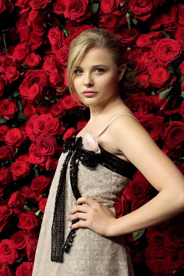 Модель Хлоя Грэйс у стены из роз