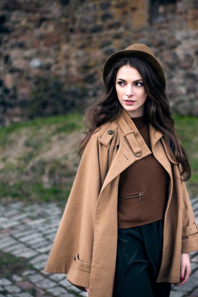 Модель Карина Сунцева  в шляпе и накидке