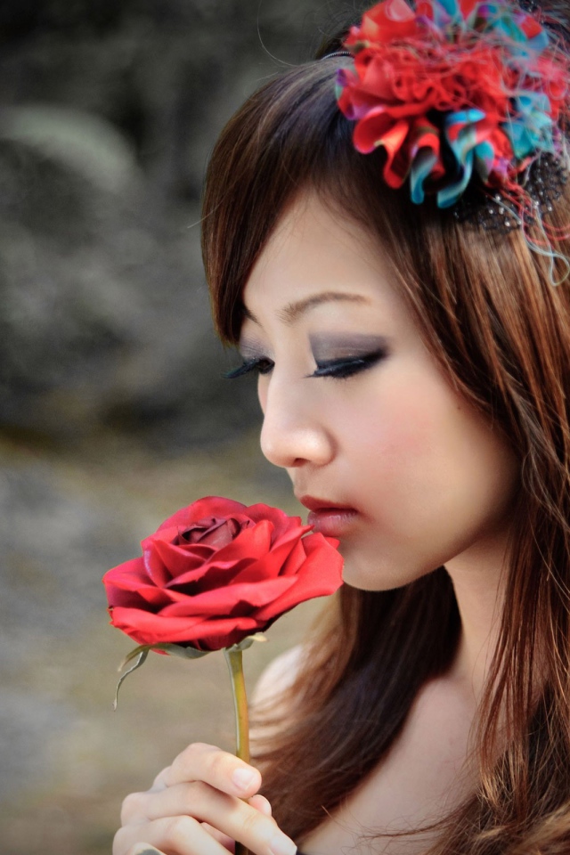 Модель Микако Чанг с розой в руке