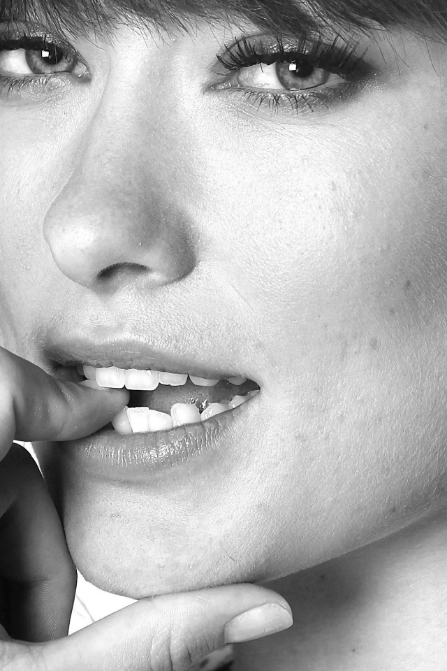 Модель Оливия Уайдли прикусила палец