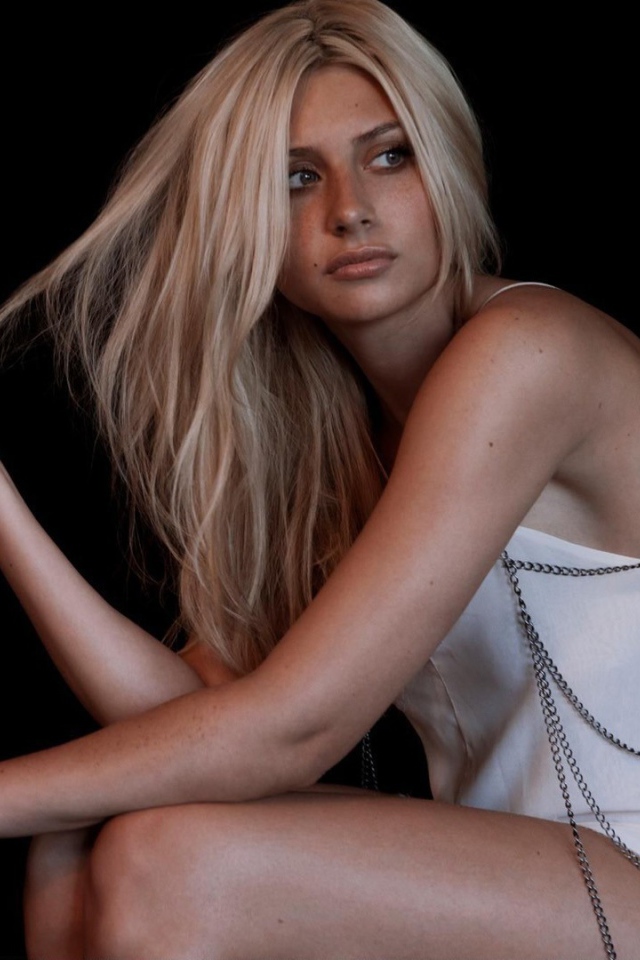 Модель и актриса Эли Мичалка