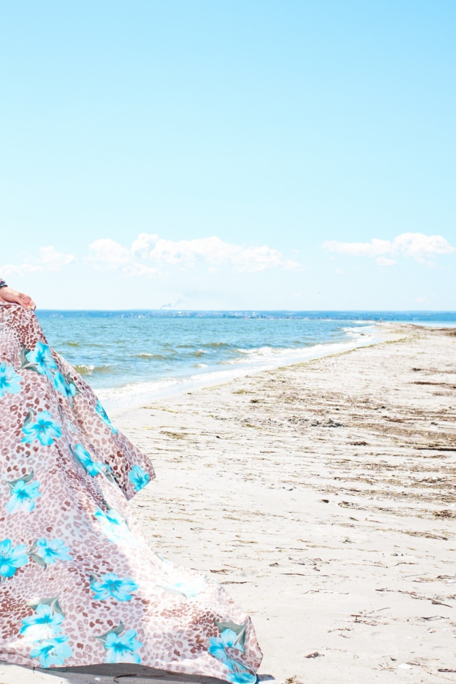 Модель позирует на берегу моря