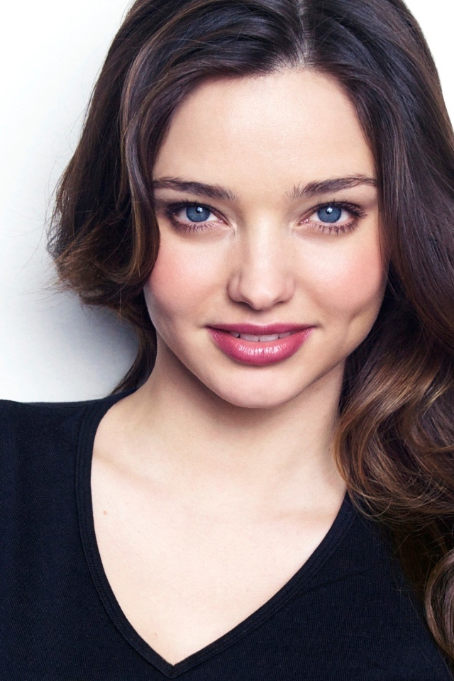 Модель с длинными волосами Миранда Керр