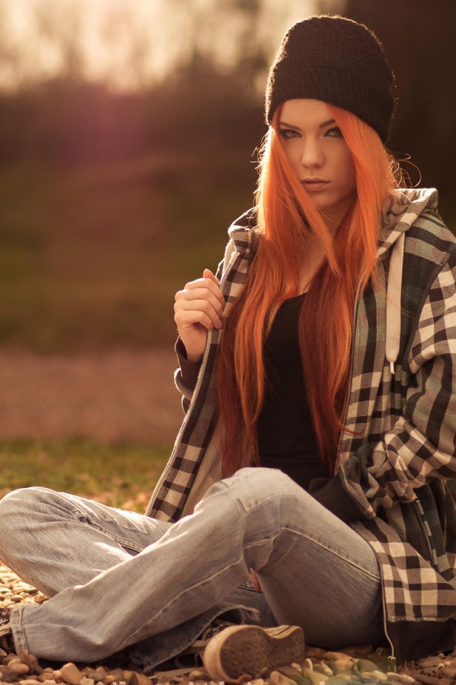 Рыжая девушка в шапке, фото Zara Axeronias