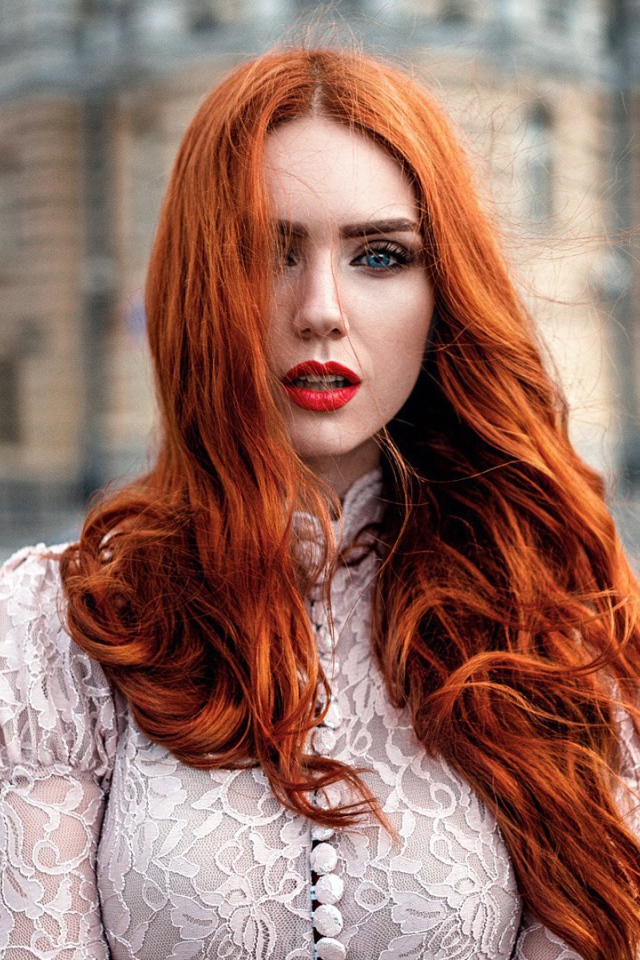 Рыжая девушка на улице, фотограф Георгий Чернядьев