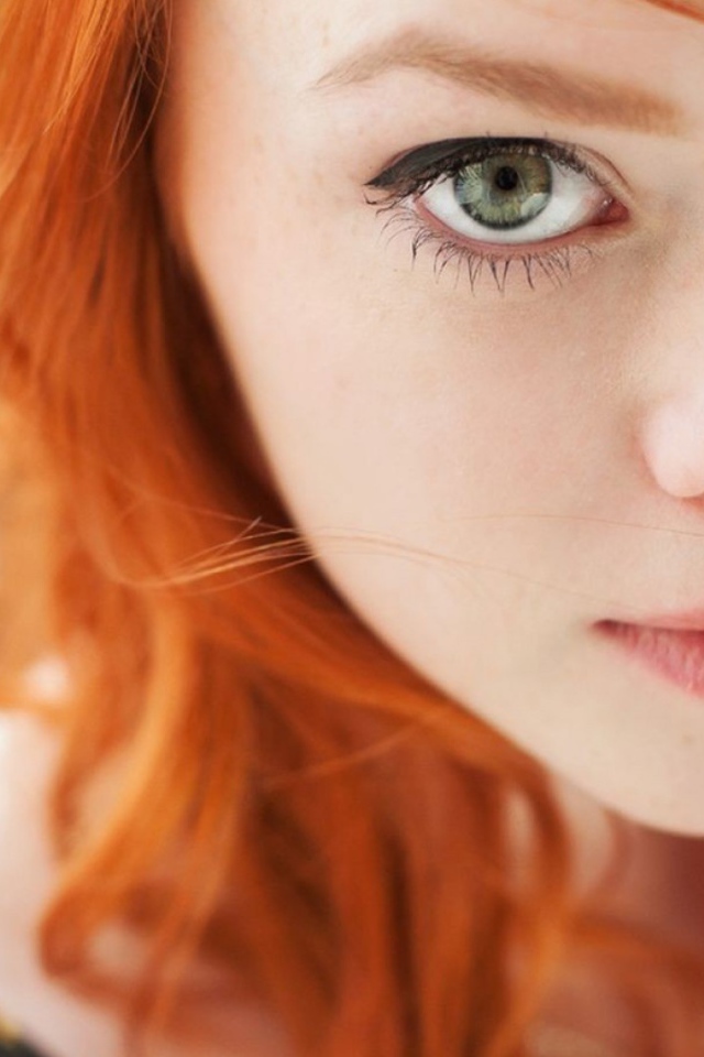 Рыжая модель с зелеными глазами Julie Kennedy