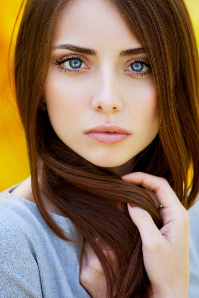 Девушка на желтом фоне, фото Анна Неврева