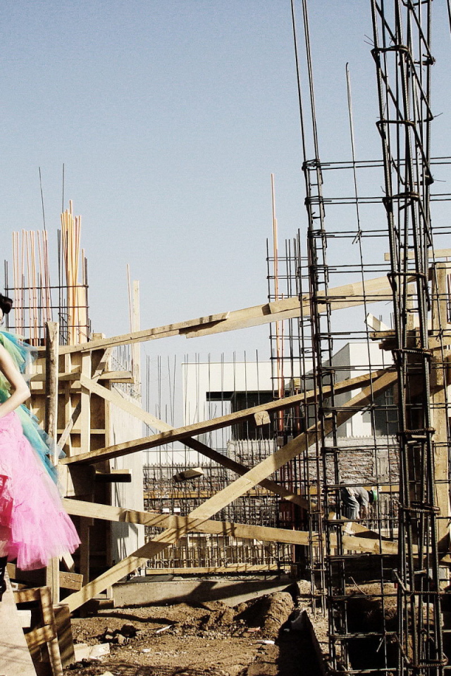 Девушка на стройке дома