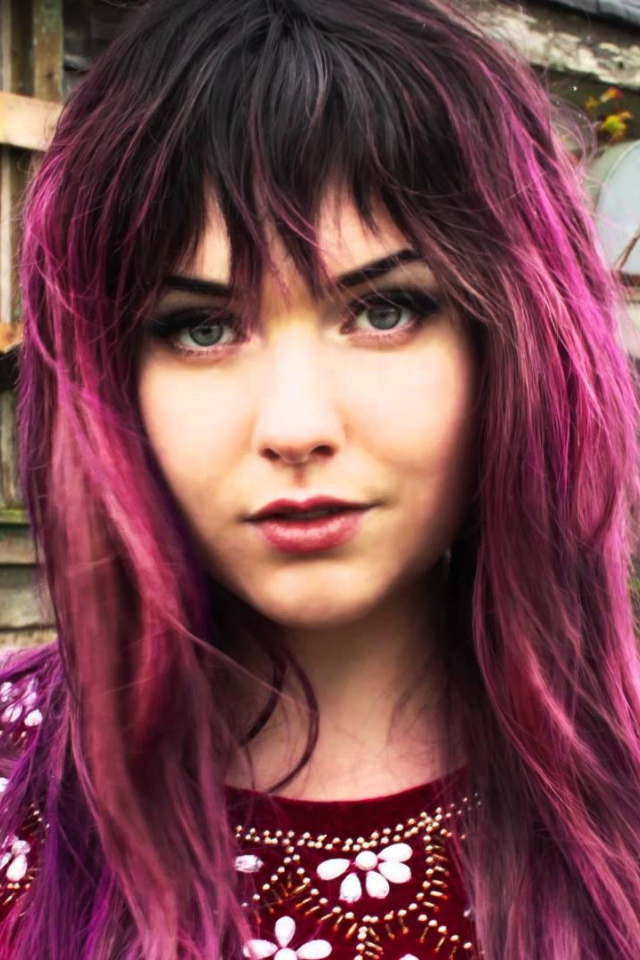 Модель Veela с красными волосами